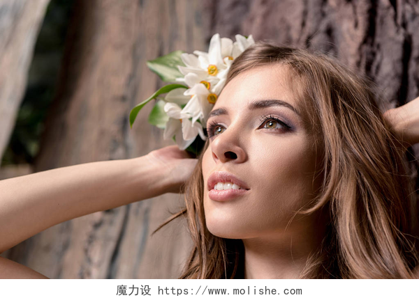 一个戴着水仙花的年轻女人头发上有花的女人